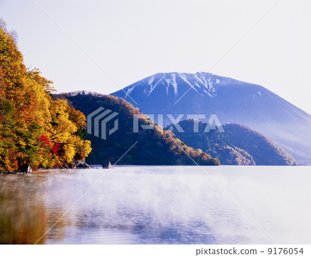 栃木縣·秋天的顏色奧日彥中禪寺湖和山。 9176054