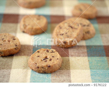 Almond and chocolate cookies (horizontal position) Almond and chocolate cookies (horizontal position) 9176122
