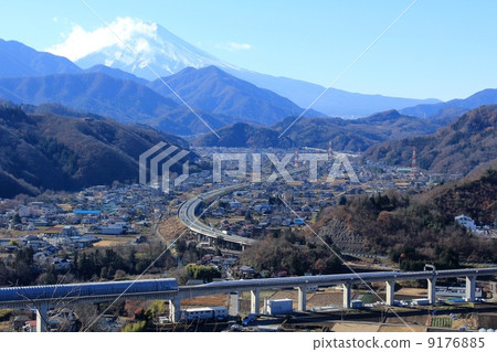 運行富士山和Tsurudo市的直線汽車 9176885