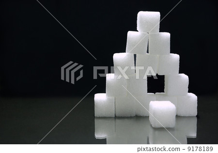 Stacked cube sugar black back 9178189