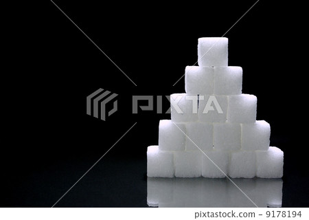 Stacked cube sugar black back 9178194