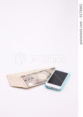 Money and smartphone 9178862