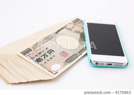 Money and smartphone 9178863