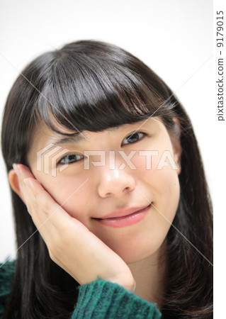 一個女人撫摸他的臉頰 9179015