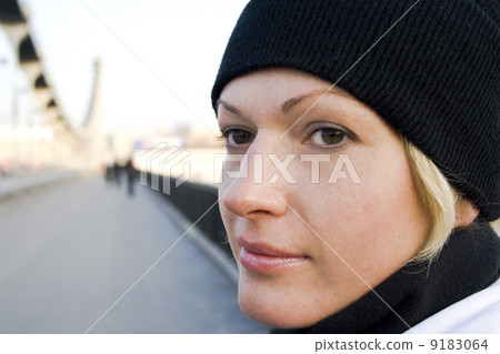 blonde on the bridge 9183064