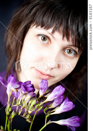 woman with purple flowers 9183167