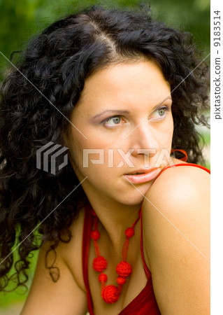 beautiful brunet woman 9183514