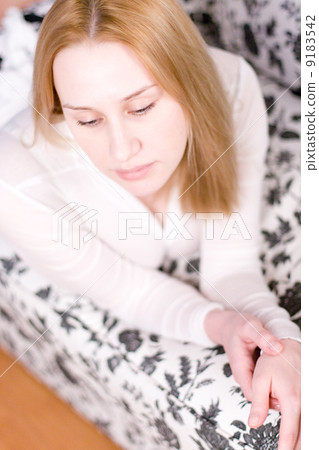 blond woman 9183542