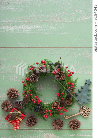 Handmade Christmas lease 9184043