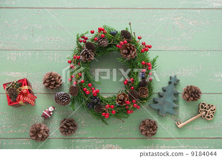 Handmade Christmas lease 9184044