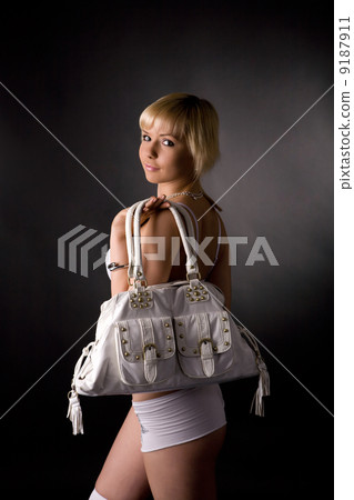 Young woman 9187911