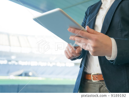 女子在體育場內 9189192