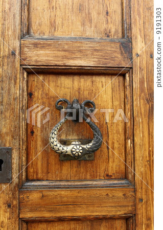 Old door knocker 9191303