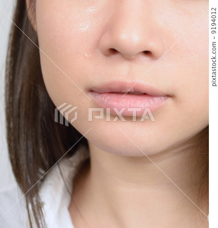 A young woman holding a head 9194012