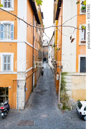 narrow medieval street in Rome, 9197691