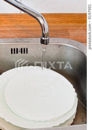 wash-up in metal washbasin 9197991