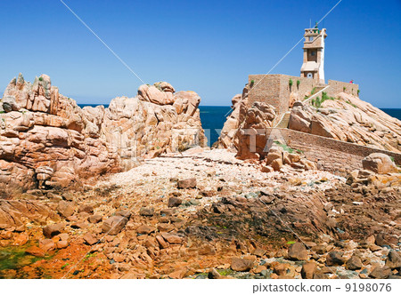 lighthouse in the rocks 9198076