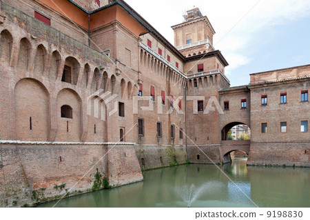 canal and Castle Estense e in Ferrara 9198830
