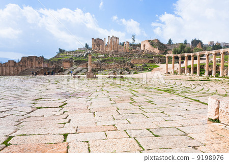 oval forum in antique town Jerash in Jordan oval forum in antique town Jerash in Jordan 9198976