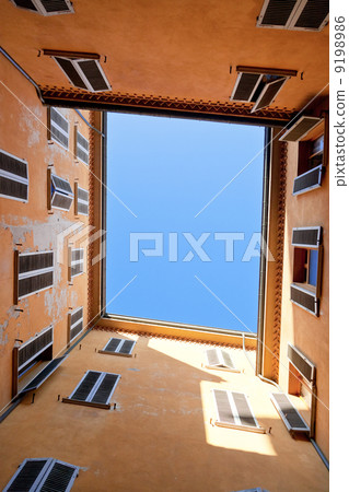 Italian square urban yard 9198986