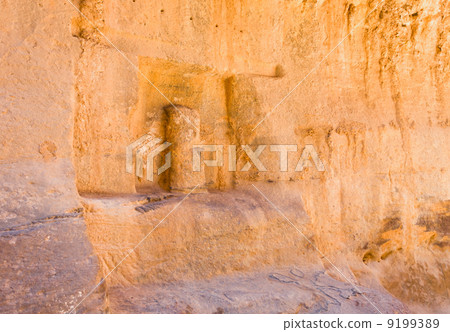 niche with ancient Nabatean god statue in wall of Siq gorge, Petra niche with ancient Nabatean god statue in wall of Siq gorge, Petra 9199389