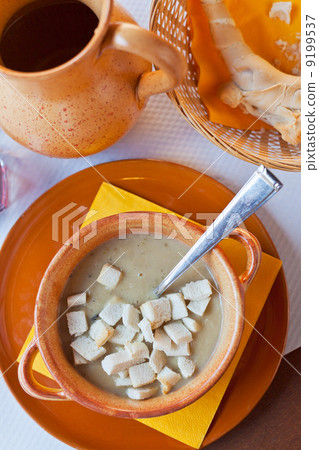 Ferrara soup with warm croutons 9199537