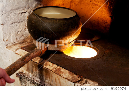 russian oven and old cast-iron pot 9199974