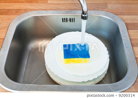 washing-up by dish sponge washing-up by dish sponge 9200314