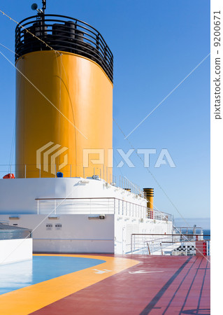 running tracks in recreation area on cruise liner 9200671