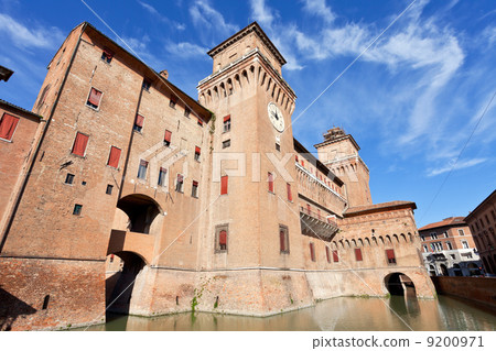 moat and The Castle Estense in Ferrara in sunny day moat and The Castle Estense in Ferrara in sunny day 9200971
