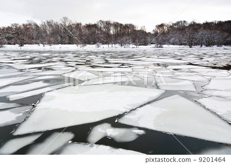 floating of ice on river 9201464