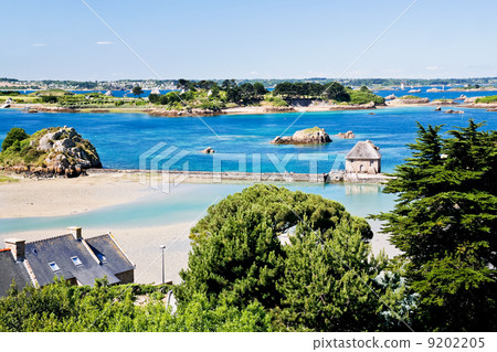 rural landscape on Atlantic coastline in Brittany rural landscape on Atlantic coastline in Brittany 9202205