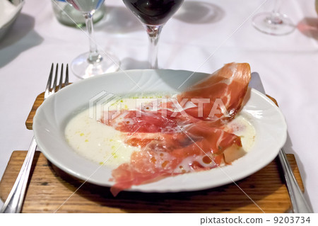 melt mozzarella with parma prosciutto crudo 9203734