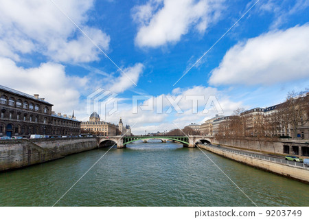 Seine river and Pont de Notre Dame in Paris 9203749