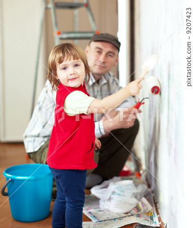 child with father paints wall 9207423
