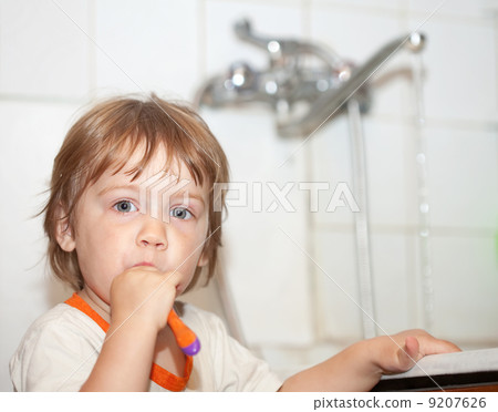 gir brushing her teeth in bathroom gir brushing her teeth in bathroom 9207626