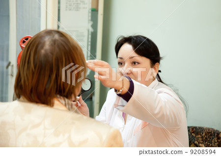 ophthalmologist and patient 9208594