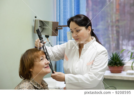 ophthalmologist and patient testing eyesight ophthalmologist and patient testing eyesight 9208595