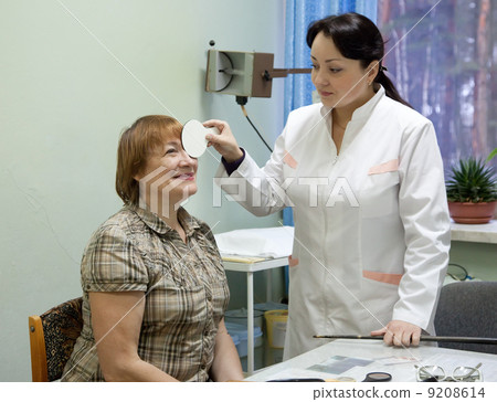 oculist and patient testing eyesight oculist and patient testing eyesight 9208614