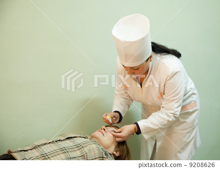 Ophthalmologist measures the ocular tension 9208626