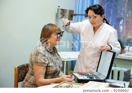 ophthalmologist and patient 9208662
