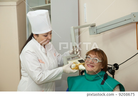 Dentist makes teeth x-ray in clinic 9208675