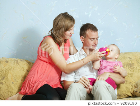 Parents feeding her baby with bottle 9209190