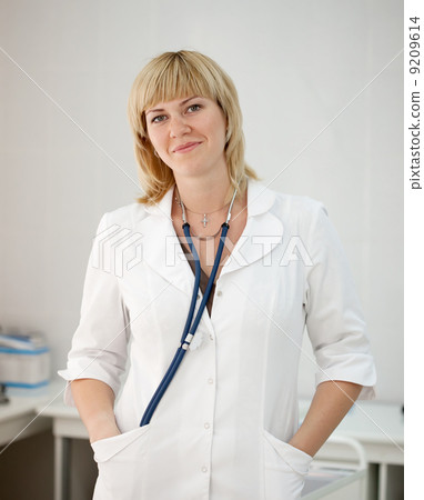 Portrait of female doctor Portrait of female doctor 9209614