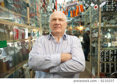 manager in auto parts store 9210207