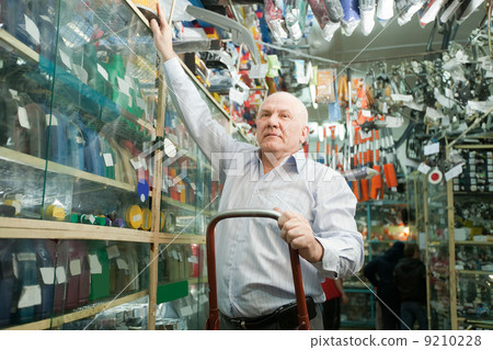 manager in auto parts store 9210228