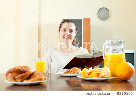 Young woman having breakfast 9210565