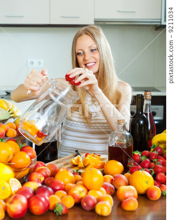 girl making fruits beverages with alcohol 9211034