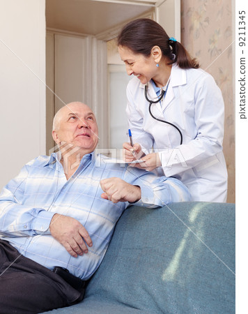 senior man tells the doctor the symptoms senior man tells the doctor the symptoms 9211345