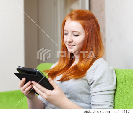 Teenager girl reads e-book 9211412